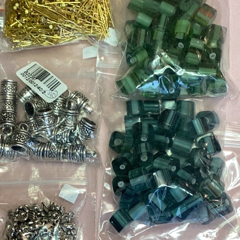 Lot #70 Jewelry Making Seed,Crystal, 
Spacers, Stone & Findings by Hundreds - Picture 7 of 11
